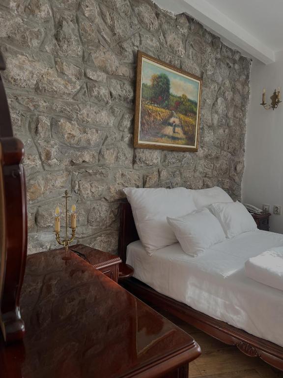 Postel nebo postele na pokoji v ubytování Garni hotel Oblačinsko jezero