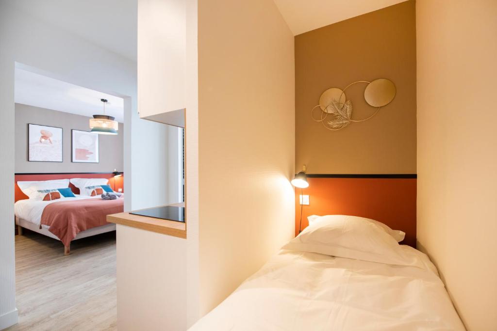 une chambre d'hôtel avec un lit et une chambre dans l'établissement Chambord - Hypercentre, à Orléans