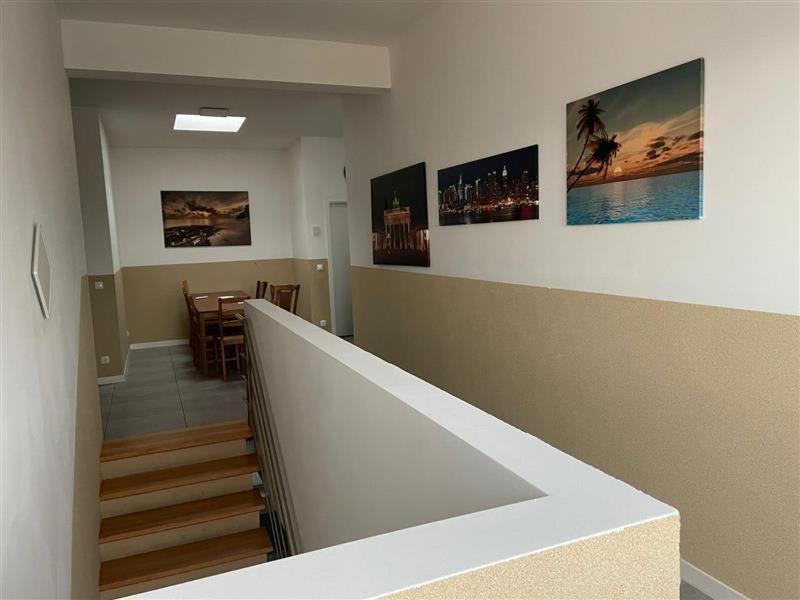 um quarto com uma escada e uma sala de jantar em moderne und schicke Unterkunft in Zeestow - jedes Schlafzimmer verfügt über ein eigenes Bad em Brieselang