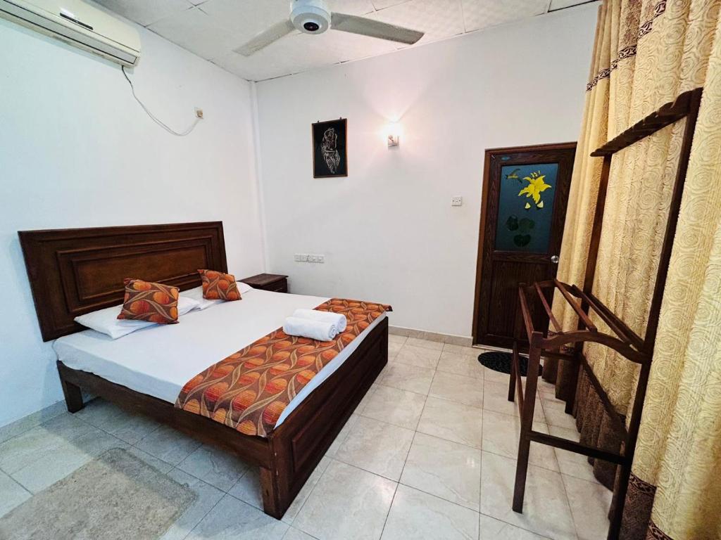 1 dormitorio con 1 cama en una habitación en Royal Nest, en Polonnaruwa