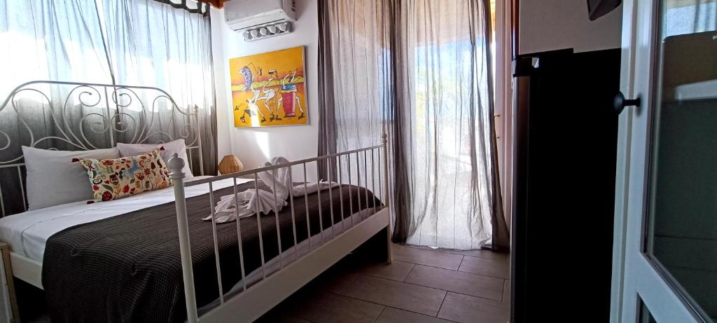 een slaapkamer met een bed en een raam bij Venere Bayahibe by Mireya in Bayahibe