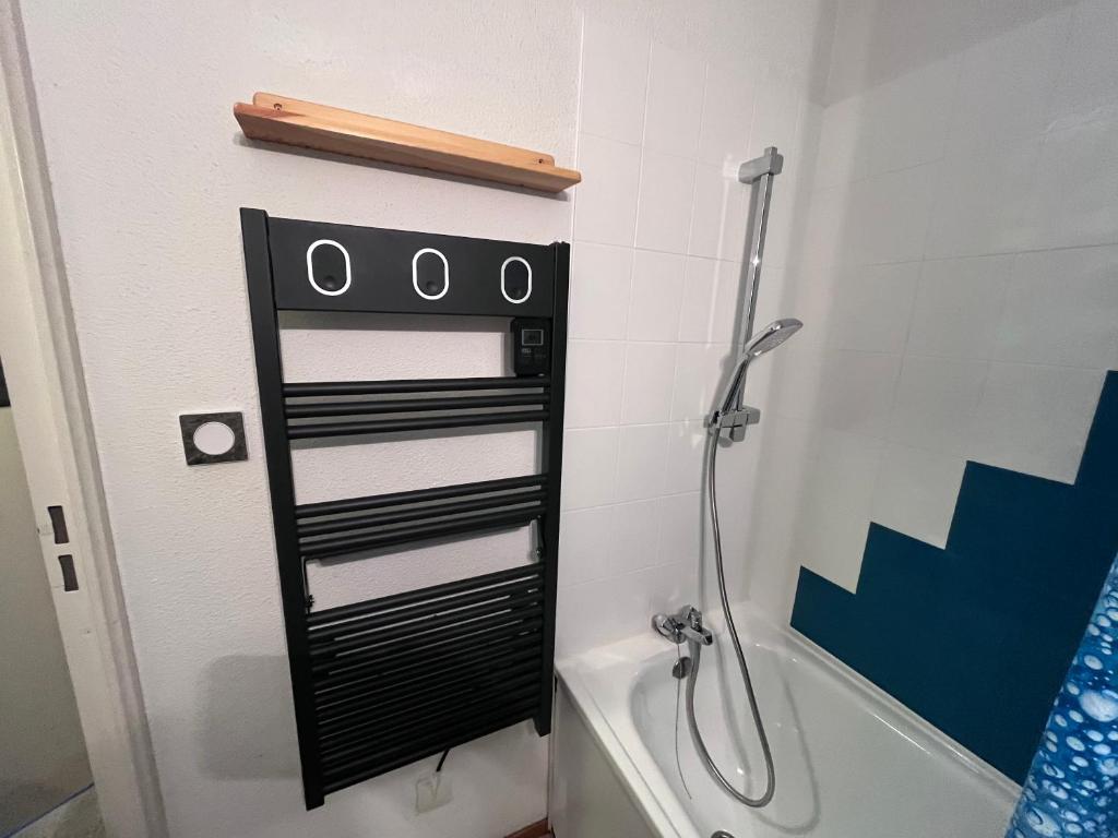 a bathroom with a shower with a black rack at Aux pieds des pistes en plein soleil in Les Contamines-Montjoie