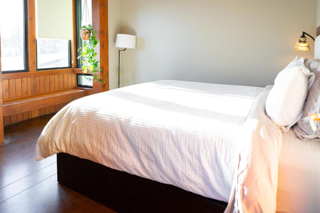 Postel nebo postele na pokoji v ubytování Waterfront Condo in Ucluelet