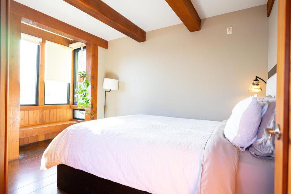 Postel nebo postele na pokoji v ubytování Waterfront Condo in Ucluelet