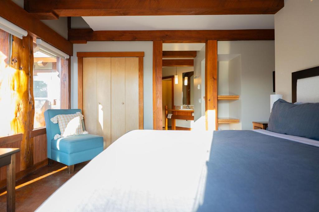 Postel nebo postele na pokoji v ubytování Waterfront Condo in Ucluelet