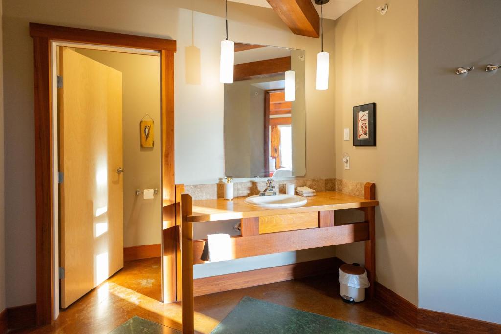 Postel nebo postele na pokoji v ubytování Waterfront Condo in Ucluelet