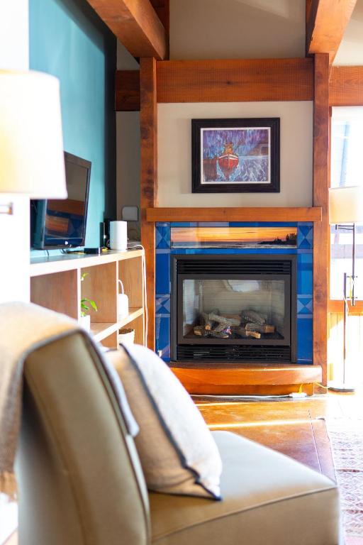 TV a/nebo společenská místnost v ubytování Waterfront Condo in Ucluelet