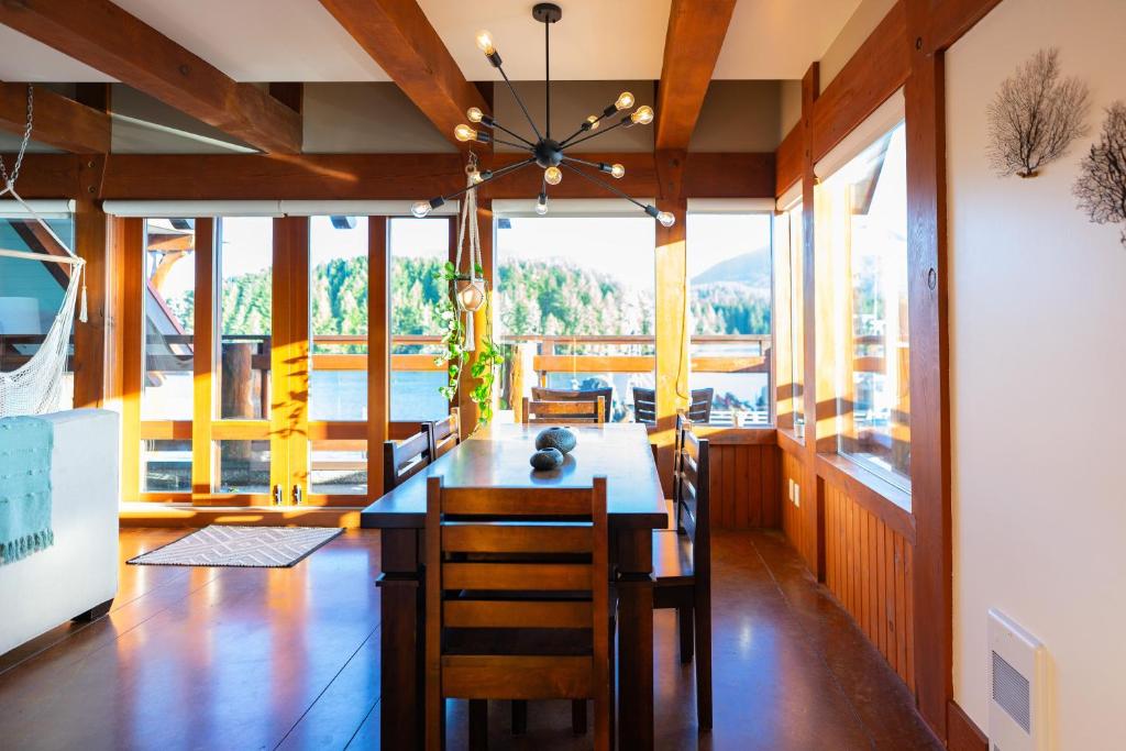 Posezení v ubytování Waterfront Condo in Ucluelet