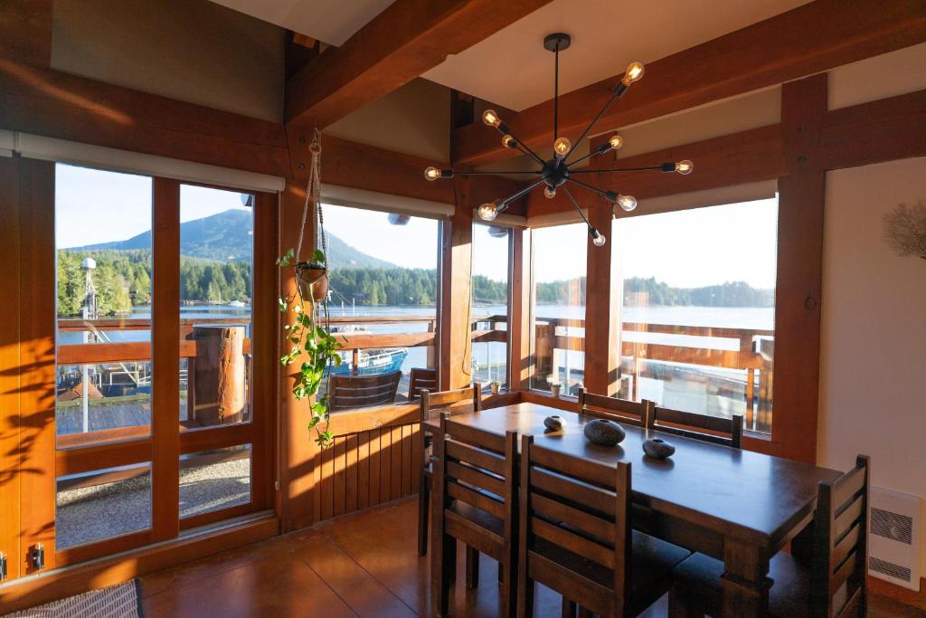 een eetkamer met een tafel en uitzicht op een meer bij Waterfront Condo in Ucluelet in Ucluelet