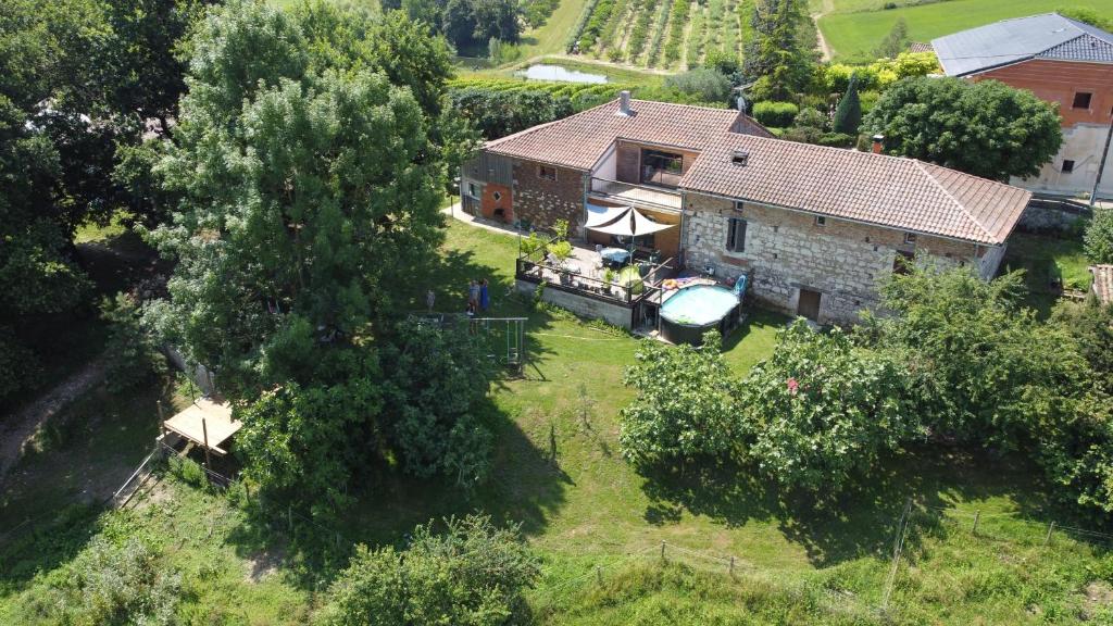 an aerial view of a house with a yard at La maison du colibri 