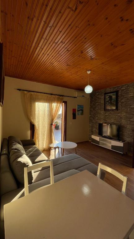 July Seaview Apartment - Image 4