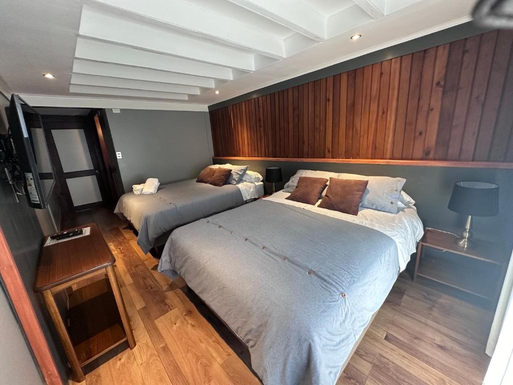 Postel nebo postele na pokoji v ubytování Hotel Hosteria Entre Lagos