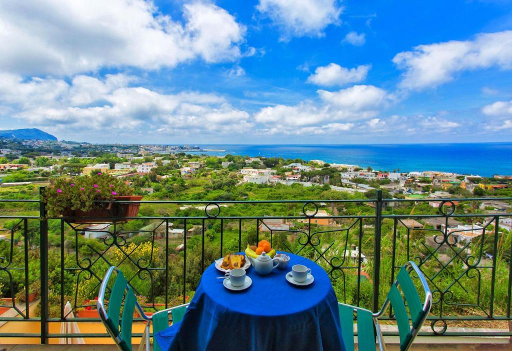 un tavolo su un balcone con vista sull'oceano di Parco dei Principi Resort & Spa a Ischia