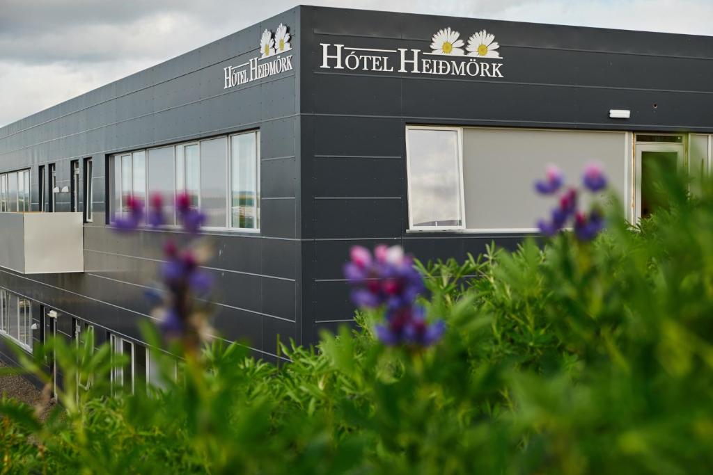 Garður fyrir utan Hótel Heiðmörk