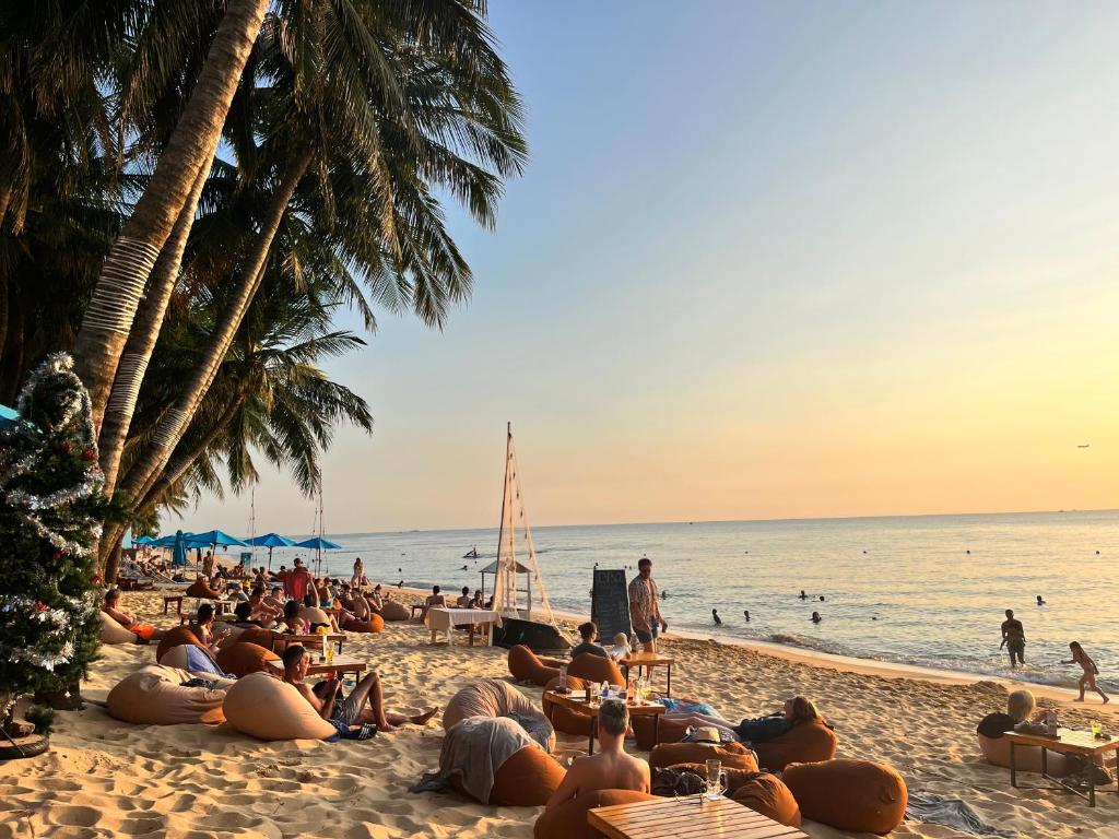 een groep mensen op het strand bij Hawaii Resort Phu Quoc in Phu Quoc