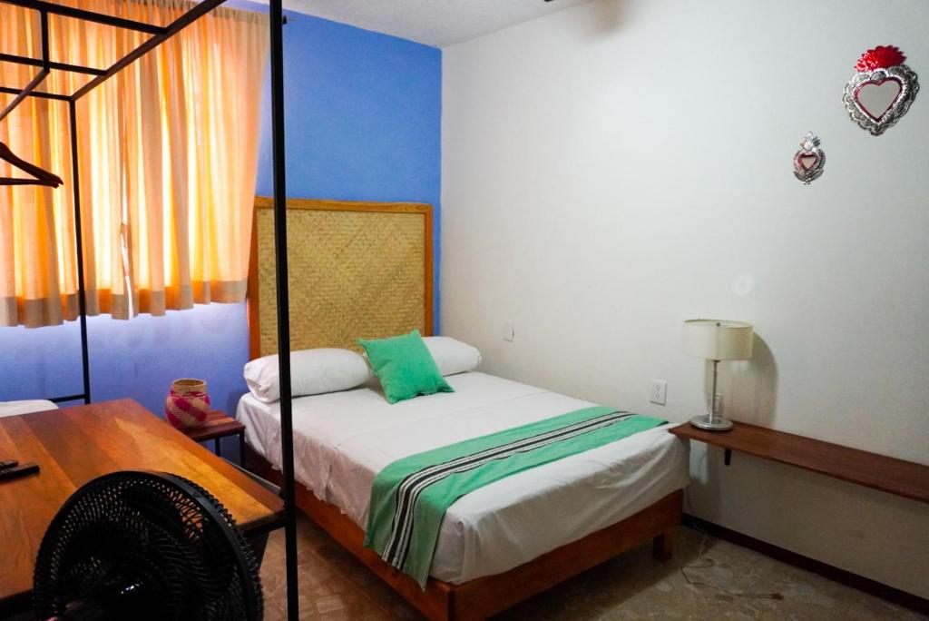 Letto o letti in una camera di HOSTAL CHOCOLATE CALENDA