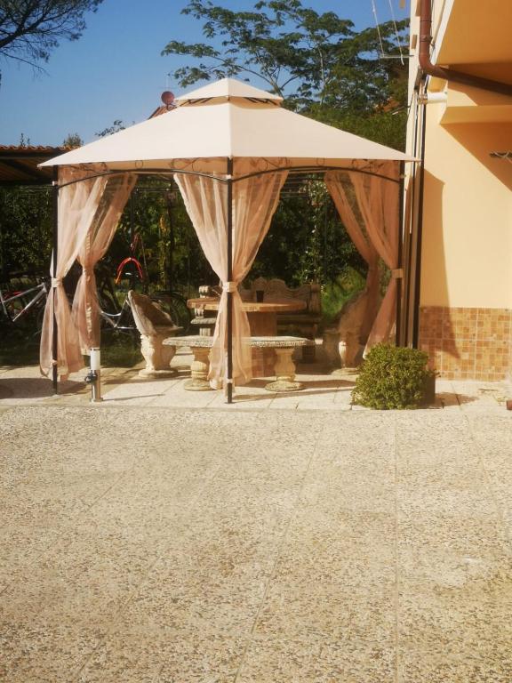 duży opalenizny namiot ze stołem piknikowym pod nim w obiekcie Villa Valentina w mieście Madonna dellʼAcqua