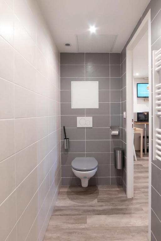 a bathroom with a toilet in a room at Studio Green Groupama Lyon , Eurexpo Aréna in Meyzieu