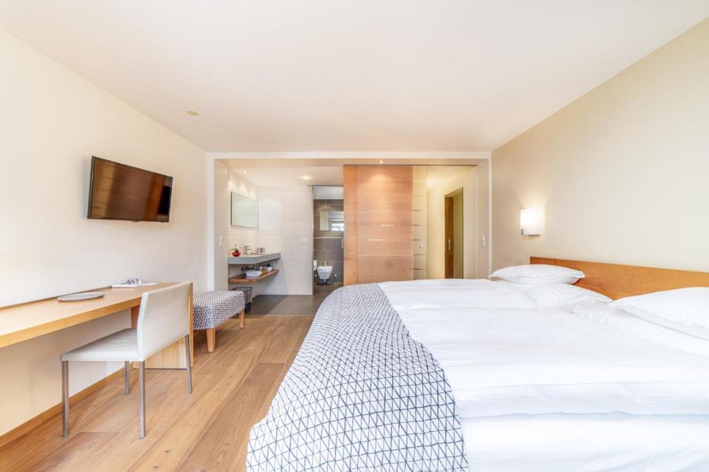Postel nebo postele na pokoji v ubytování Hotel Allalin Saas-Fee