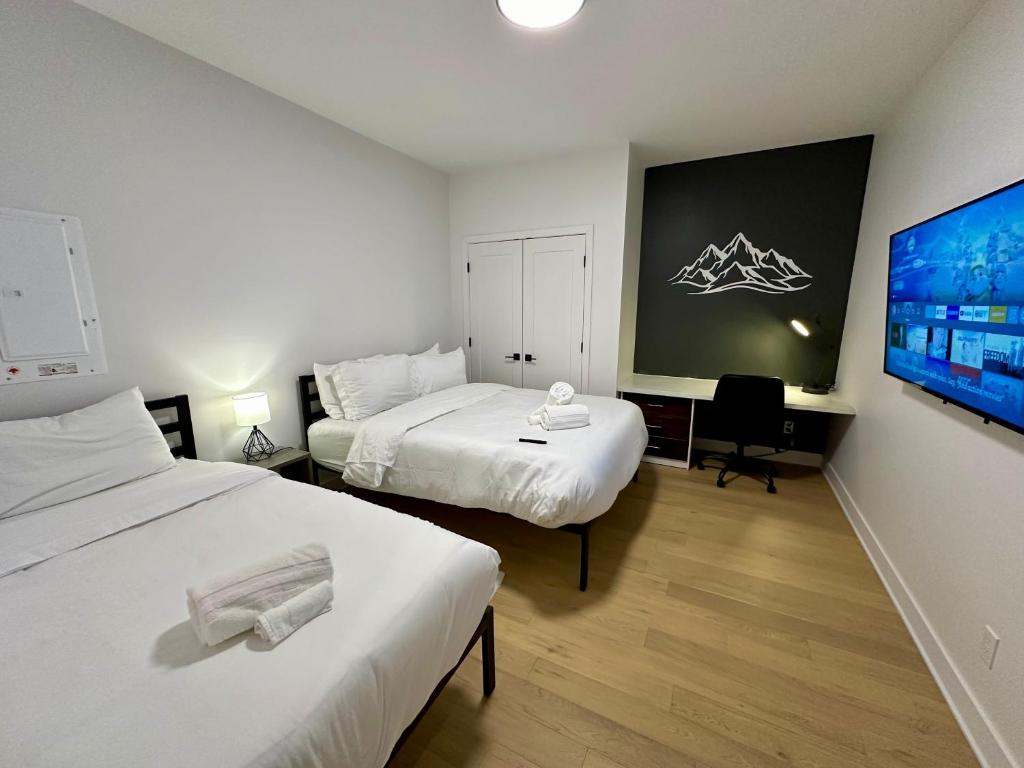 Postel nebo postele na pokoji v ubytování Tremblant Luxe 3BR Pet-friendly, Entertainment!
