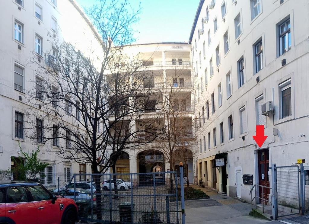 ブダペストにあるスパーラウル アパートメンツの建物前に停車する赤い車