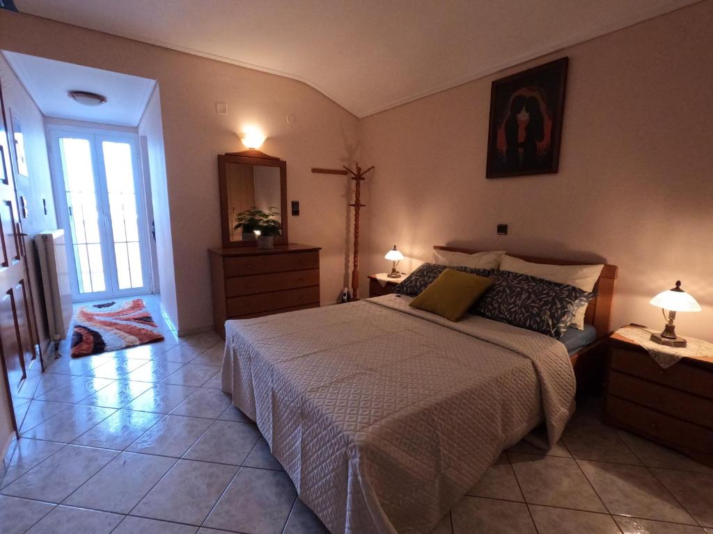 um quarto com uma cama e uma cruz na parede em Kalimera Apartments em Kokkari