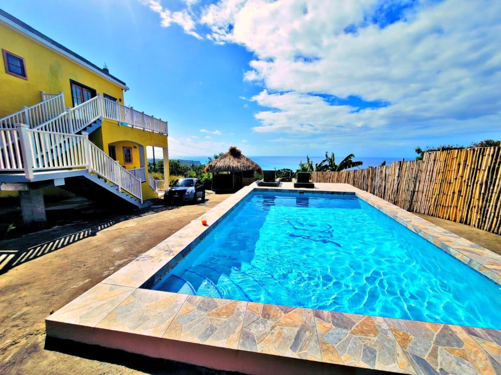 uma piscina em frente a uma casa em Desired View em Choiseul
