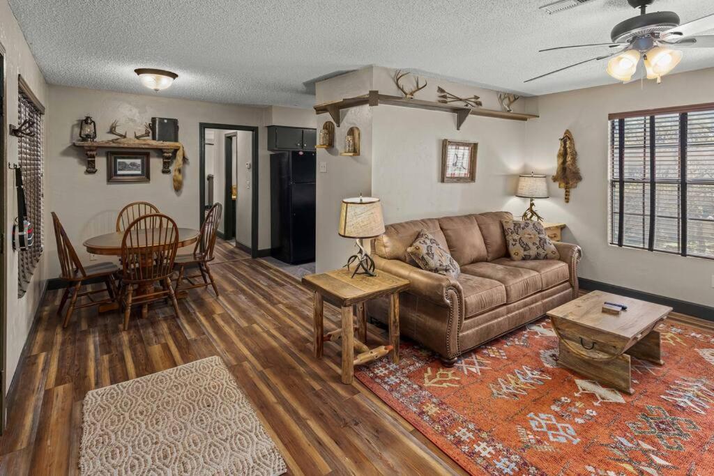 sala de estar con sofá y mesa en Stonegate Lodge Bear's Den Kitchen, Pool, Firepit, WIFI ,Smart TVs, en Eureka Springs