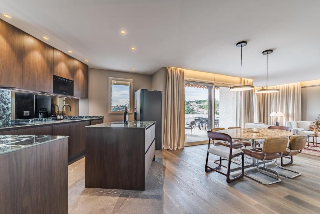 une cuisine et une salle à manger avec une table et des chaises dans l'établissement Villa sur le toit, duplex, 5 pièces 160m2, piscine, à Villeneuve-Loubet