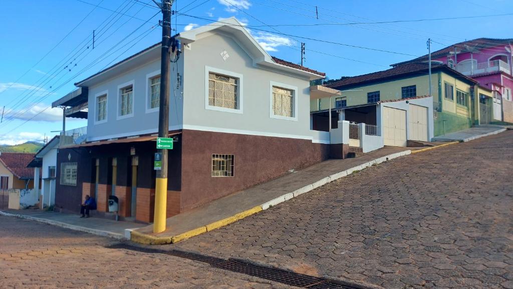 a street with a building on the side of a road at Pousada Estação do Pedrão in Maria da Fé
