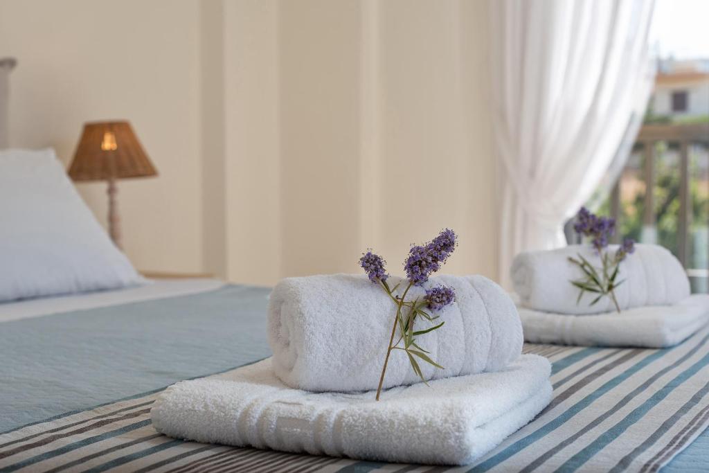 Łóżko lub łóżka w pokoju w obiekcie Lygaries Villas