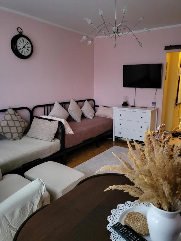 un soggiorno con divano e TV di Przytulne mieszkanie Wola Duchacka a Cracovia