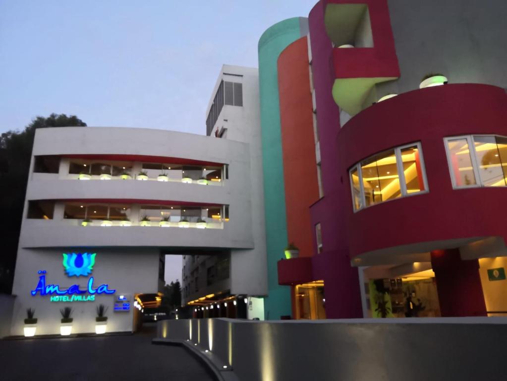 ein Gebäude mit einem Neonschild auf der Seite in der Unterkunft Hotel Amala in Mexiko-Stadt