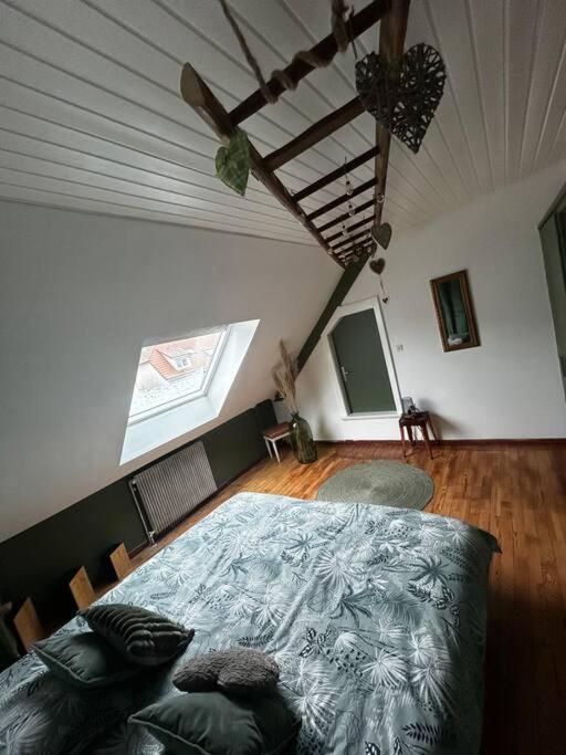une chambre avec un lit et un canapé dans une pièce dans l'établissement Appartement Love à Lauw, à Lauw