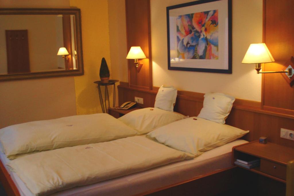Postel nebo postele na pokoji v ubytování Hotel Fürstenberg