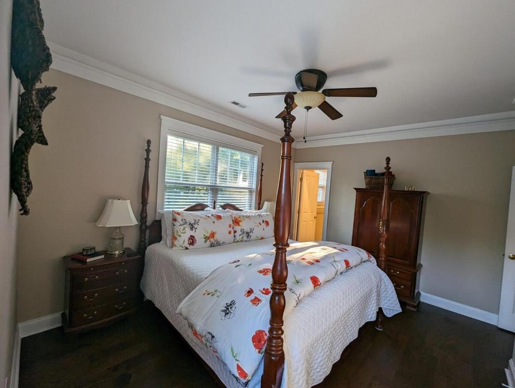 - une chambre avec un lit et un ventilateur de plafond dans l'établissement Heaven In Huntersville, à Charlotte