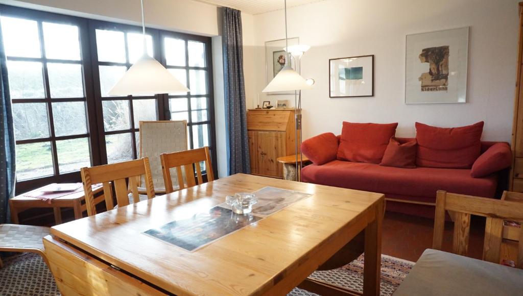 Katingsiel的住宿－Alte Schleuse，客厅配有桌子和沙发