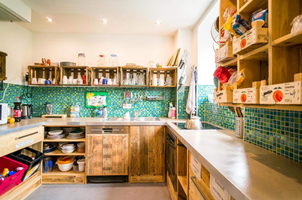 Kuchyň nebo kuchyňský kout v ubytování Babelfish Hostel