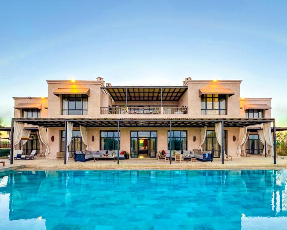 una vista exterior de una casa con piscina en Al Destino Villa Riad Spa Luxury Marrakech, en Marrakech