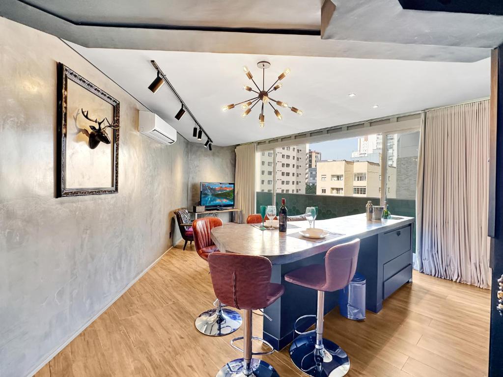 a kitchen with a table and chairs in a room at Lindo apartamento ao lado Shop Frei Caneca e do Parque Augusta in Sao Paulo