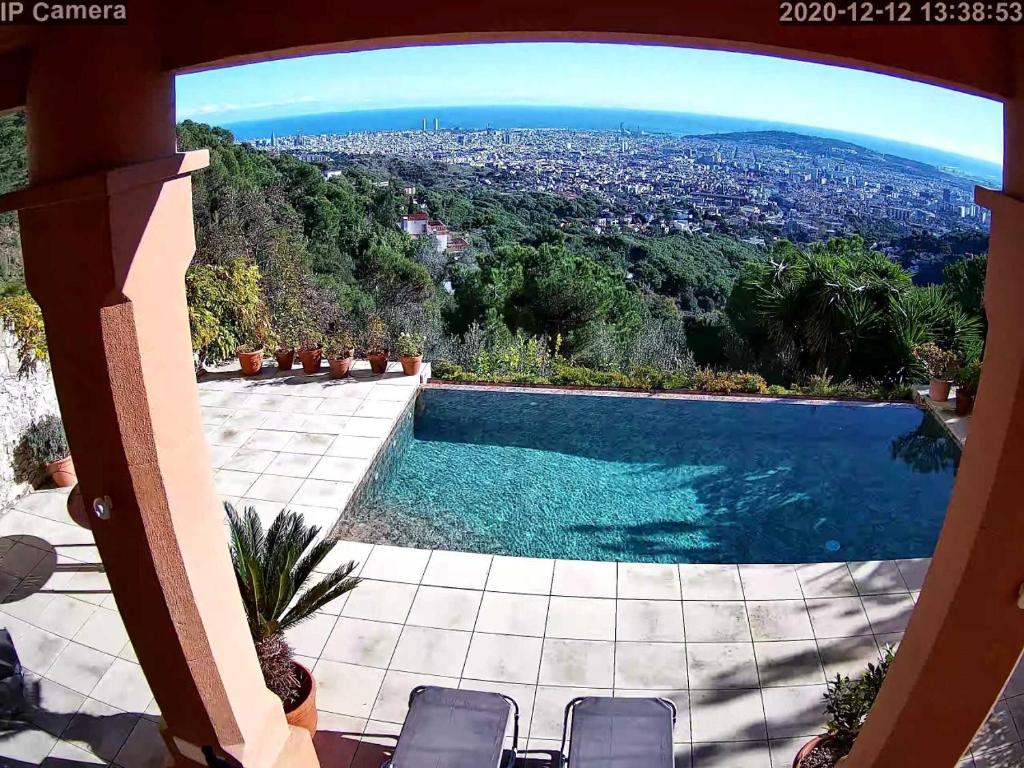 Blick auf den Pool von einem Haus aus in der Unterkunft Magic Place in Barcelona