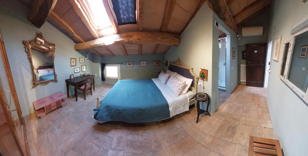 ein Schlafzimmer mit einem großen Bett in einem Zimmer in der Unterkunft B&B Podere Merlo in Parma