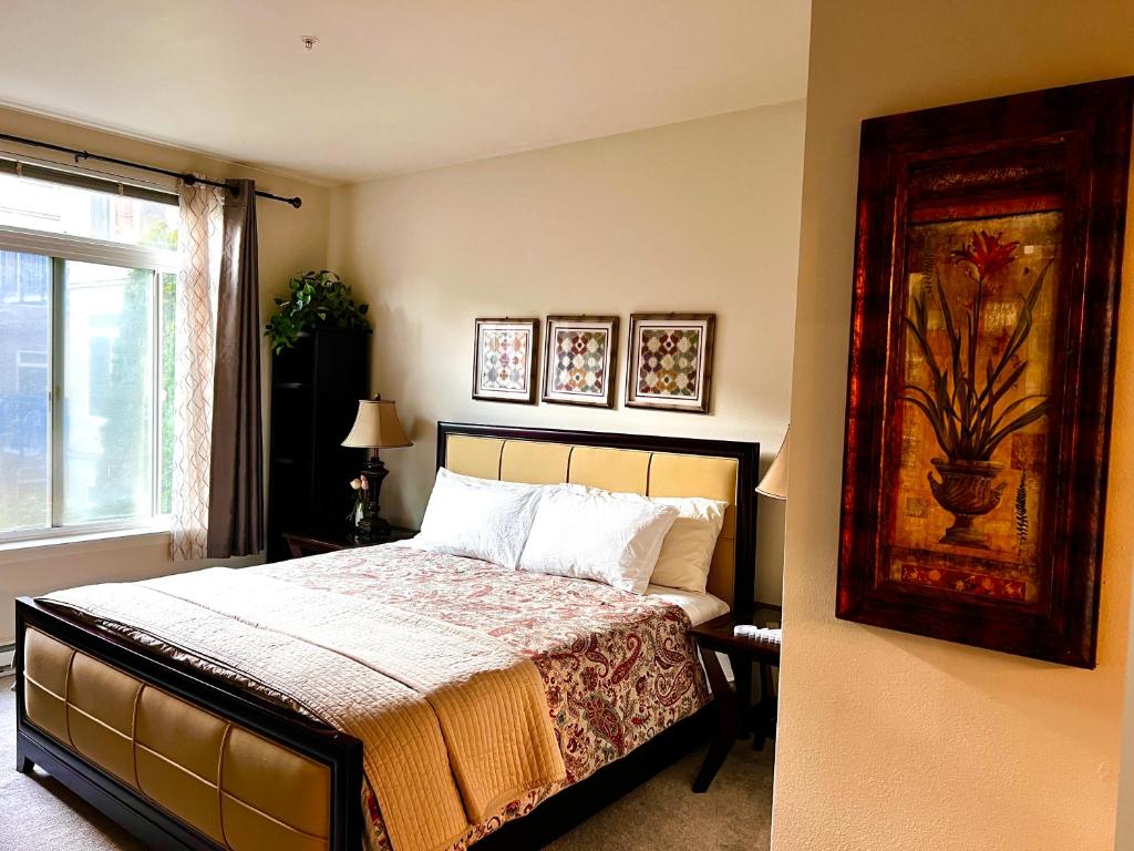 Cozy home nearby most attractions Seattle center في سياتل: غرفة نوم بسرير ودهان على الحائط