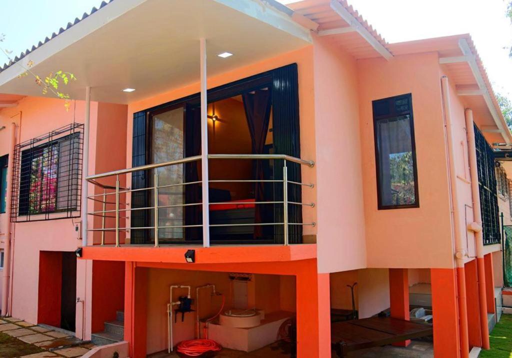 una casa con un balcón en el lateral. en Dream villa en Lonavala