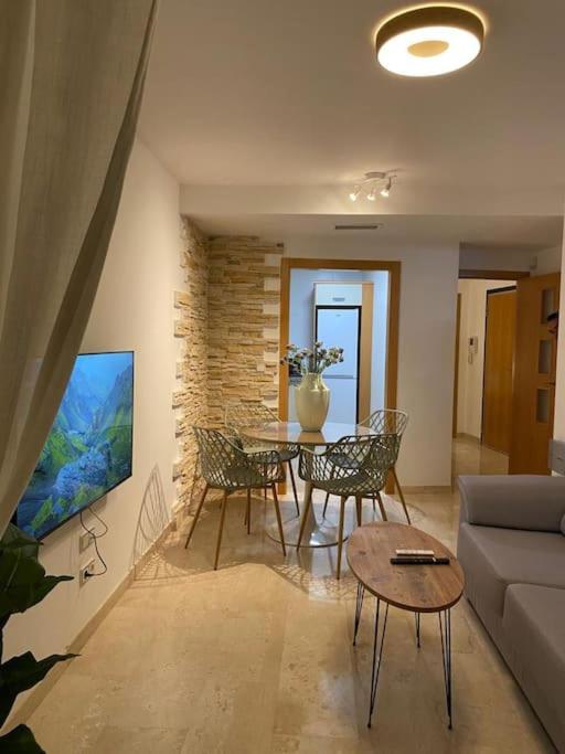 https://cf.bstatic.com/xdata/images/hotel/max1024x768/523875406.jpg?k=03d045f108c2ad15f210f231f529185229e8604e432cff44234f3cea766dc5d9&o=&hp=1