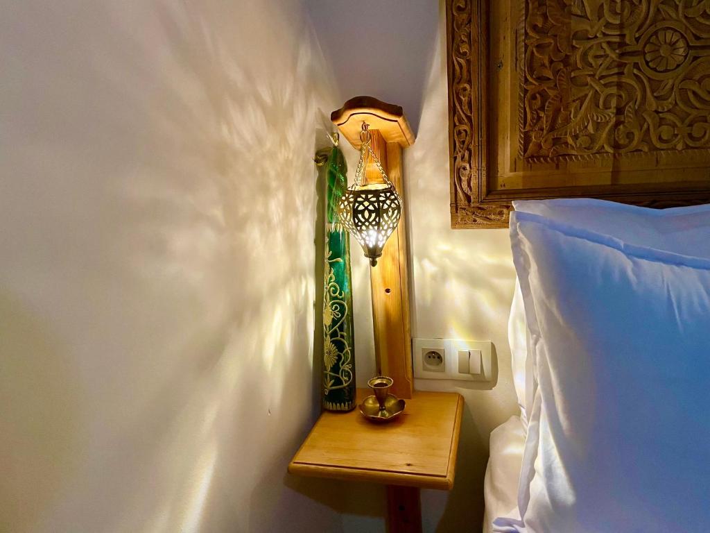 Postel nebo postele na pokoji v ubytování Riad Noor Medina