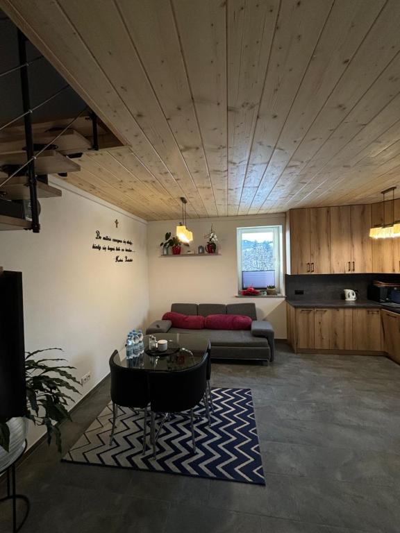 ein Wohnzimmer mit einem Sofa und einem Tisch in der Unterkunft Stara Piekarnia in Tylicz
