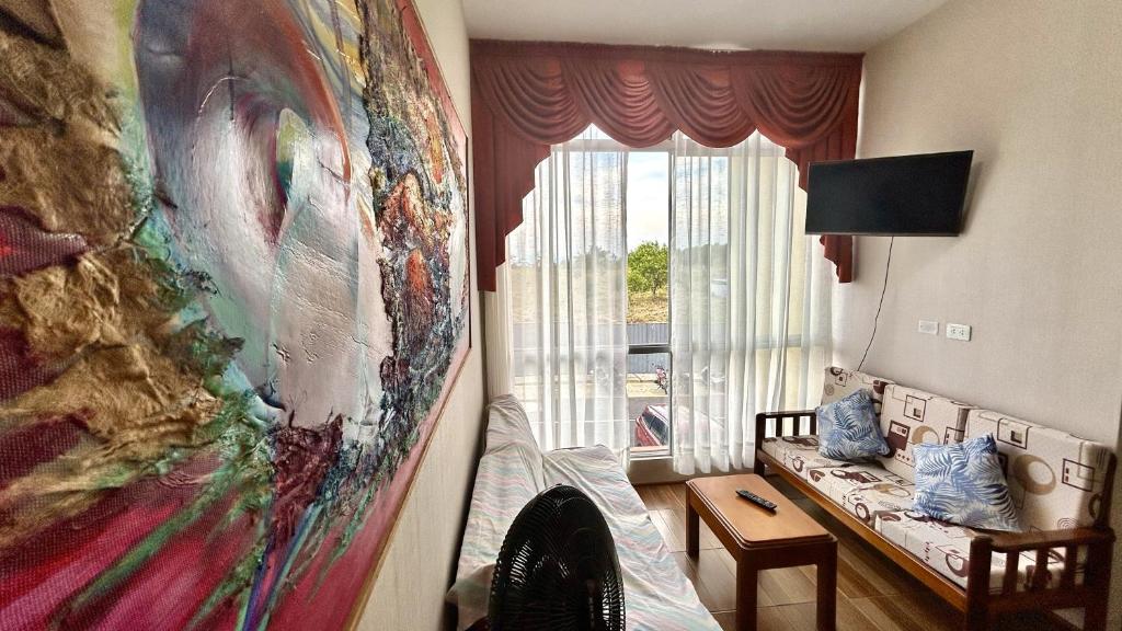 una sala de estar con una gran pintura en la pared en Confortable Departamento Nuevo, en Tarapoto