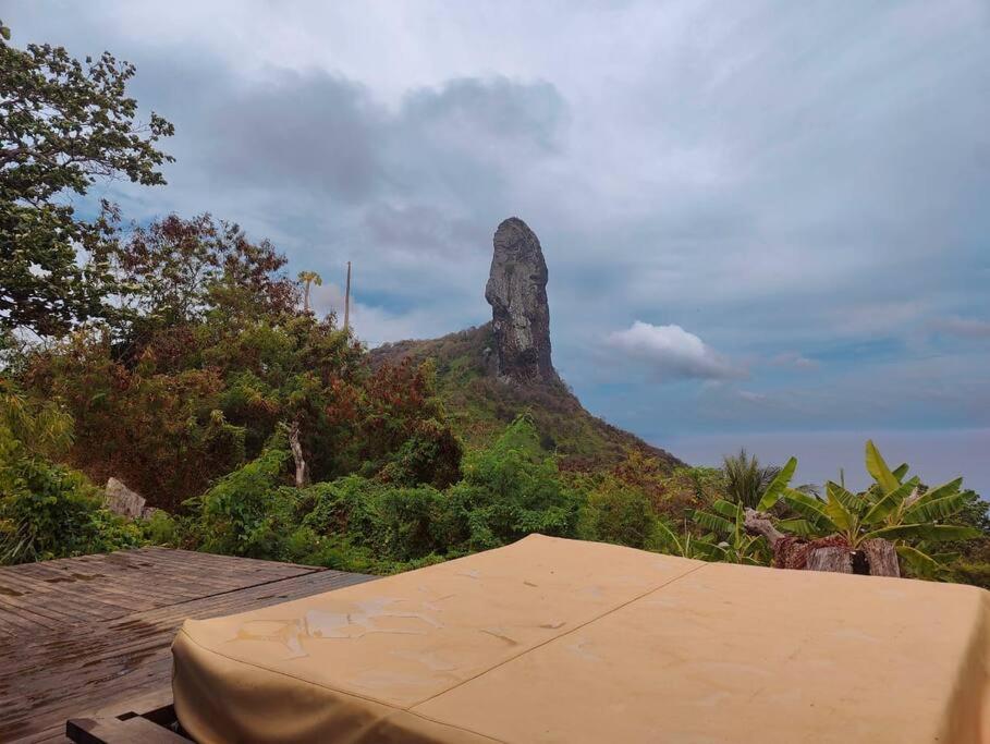 uma vista para uma montanha com uma formação rochosa em Casa Beco do Céu em Fernando de Noronha