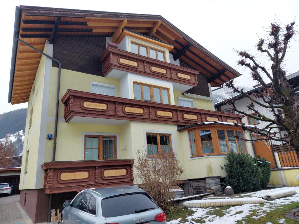 uma casa com um carro estacionado em frente em Haus Holzer em Dorfgastein